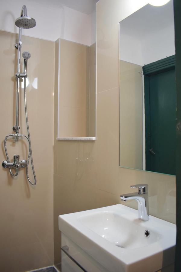 Stylish, Basement Studio With Roof Top Access - Ep9B Athens Exterior photo